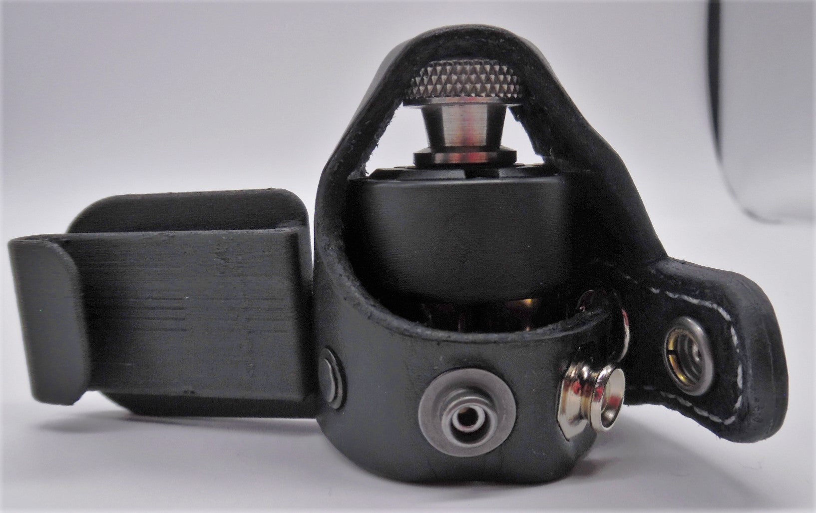 Leonard speedloader pouch Back clip portion. Opened black.