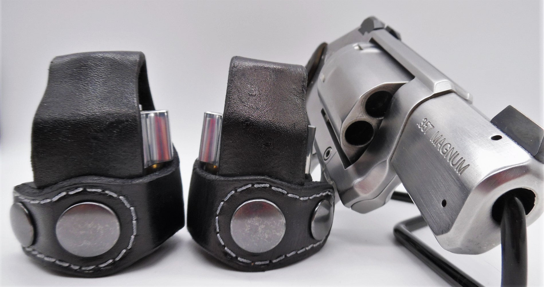Leonard speedloader pouch. Dual left and right sided models. Will kimber K6s pictured.